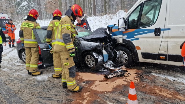 Wypadek samochodu osobowego z dostawczym na DW 977 w Łękawce między Tarnowem i Tuchowem