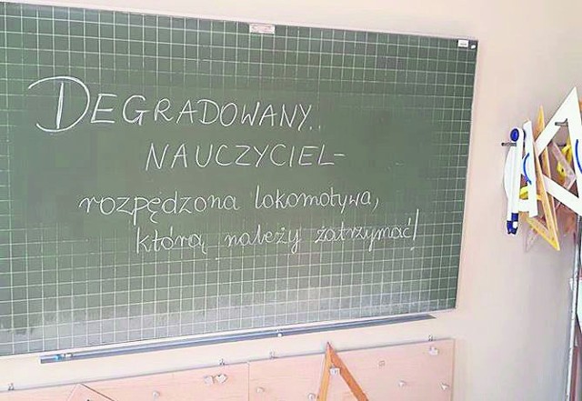 - Naszej inicjatywie nadaliśmy wymowne hasło - mówi Janusz Błażejewicz. - Polscy nauczyciele, przyłączajcie się do protestu.