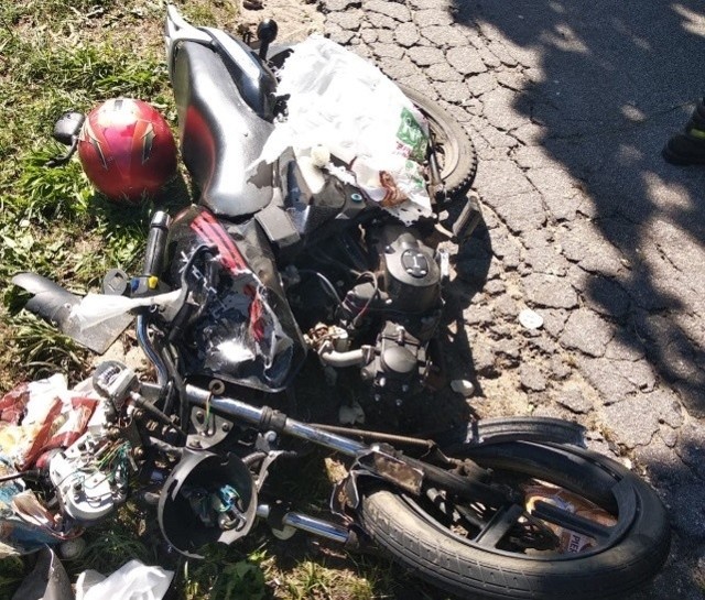 Do groźnie wyglądającego wypadku doszło w piątek (3 sierpnia) na drodze wojewódzkiej 202 między miejscowościami Rzeczenica i Czarne. Koło ciężarówki uderzyło w motocykl. Poszkodowana została jedna osoba. Jak informuje na Twitterze człuchowska straż pożarna, do wypadku doszło wczoraj o godz. 14.13 na drodze wojewódzkiej 202 między miejscowościami Rzeczenica i Czarne. Koło z samochodu ciężarowego uderzyło w motocykl. W wypadku ucierpiała jedna osoba.Zobacz koniecznie: Autostrady, bramki, systemy płatności - jak ominąć korki?