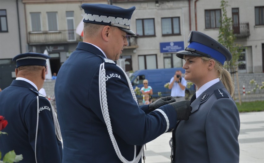 Komendant wojewódzki policji nadinsp. Michał Ledzion wręcza...