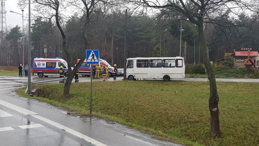 Wypadek pod Tarnowem busa przewożącego dzieci. Na DK 94 w Pogórskiej Woli zderzył się z samochodem osobowym. Ranna została opiekunka