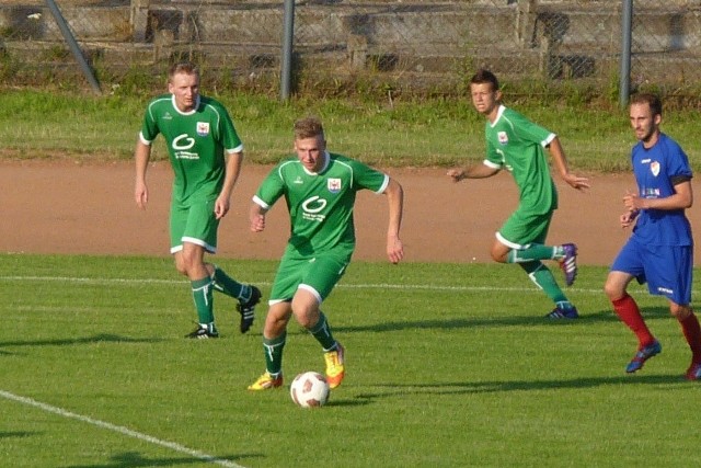Piłkarze Drawy Drawsko Pomorskie (zielone stroje) należą w ostatnich latach do czołowych zespołów Bałtyckiej trzeciej ligi.