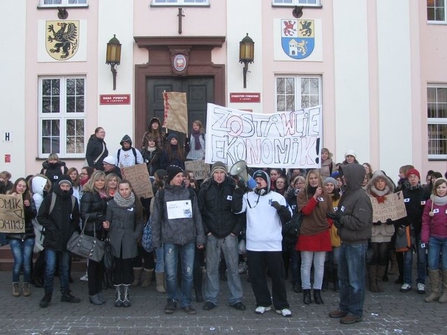 Uczniowie ekomika protestowali przed siedzibą Starostwa Powiatowego, gdzie na sesji ważył się los ich szkoły. 