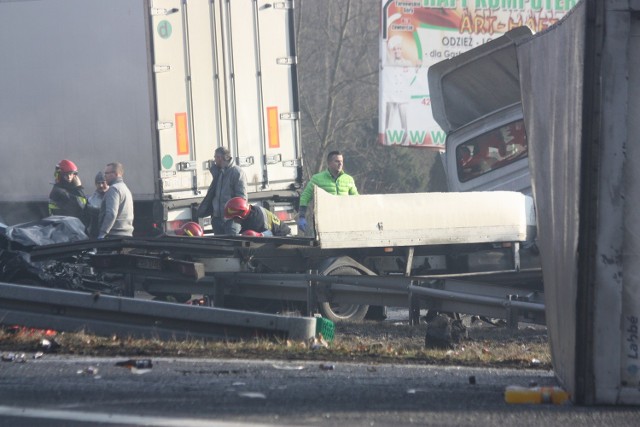 Kierowca dostawczego renault to 57-letni mieszkaniec powiatu zawierciańskiego. Jest w stanie ciężkim. Z naszych informacji wynika, że mężczyzna ma przebite płuco.