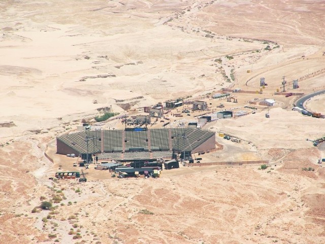Scena i widownia wybudowane u stóp płaskowyżu z ruinami twierdzy Masada