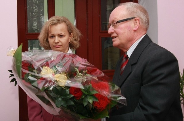 Przed głosowaniem przewodniczący rady gminy Jerzy Barski wręczył Agnieszce Jamrowskiej bukiet kwiatów.