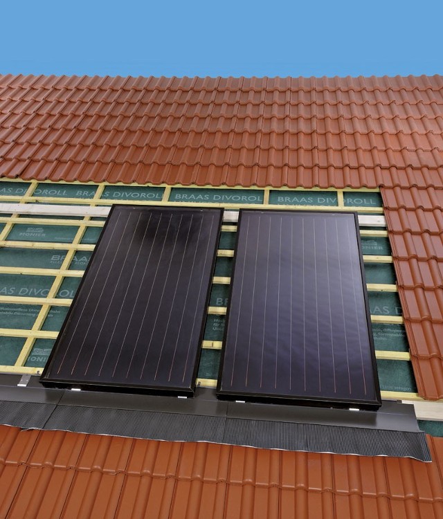 Montaż kolektorów słonecznych na dachuMontaż kolektorów słonecznych na dachu