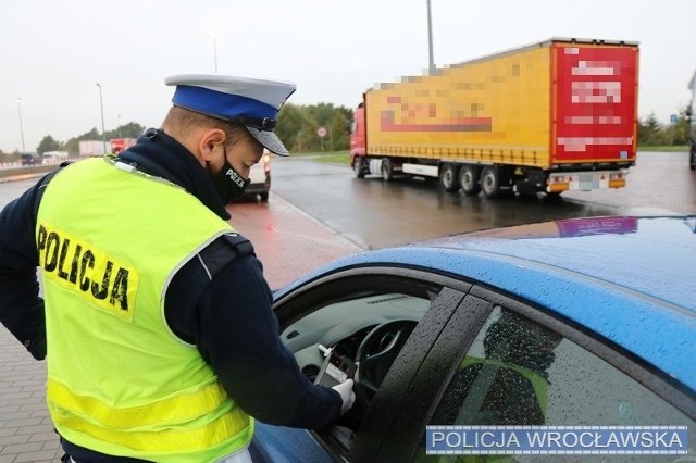 Kontrole drogowe pozwoliły na zatrzymanie 12 nietrzeźwych kierowców. Podczas świątecznego weekendu doszło do 64 kolizji i 5 poważniejszych wypadków.