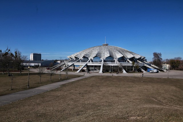 We wtorek, 6 grudnia wojewoda wielkopolski i wójt gminy Komorniki ogłosili, że podpisali list intencyjny w sprawie budowy wielkiej hali widowiskowo-sportowej w Plewiskach, koło stadionu, na którym swoje mecze rozgrywa miejscowy Grom. Sprawdziliśmy z którymi obiektami w Polsce i jakiej wielkości będzie musiała konkurować w przyszłości hala, mająca ambicje być sportową wizytówką poznańskiej aglomeracji. Na razie jest nią poznańska Arena, która już od czterech lat jest nieużytkowana, choć miała być modernizowana przez nowego właściciela, czyli grupę MTP. Przejdź dalej --->