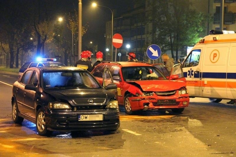 Wrocław: Wypadek na Krzywoustego. Policjant wymusił pierwszeństwo (ZDJĘCIA)