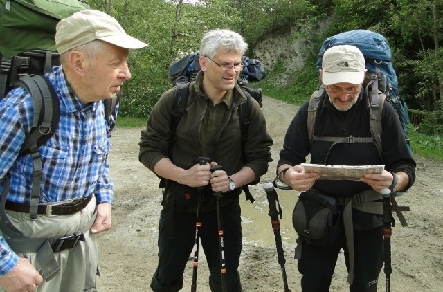 Andrzej Ruszczak, Leszek Rymarowicz i Andrzej Wielocha w Hołowach podczas wspólnej wędrówki po Czarnohorze, 2013.