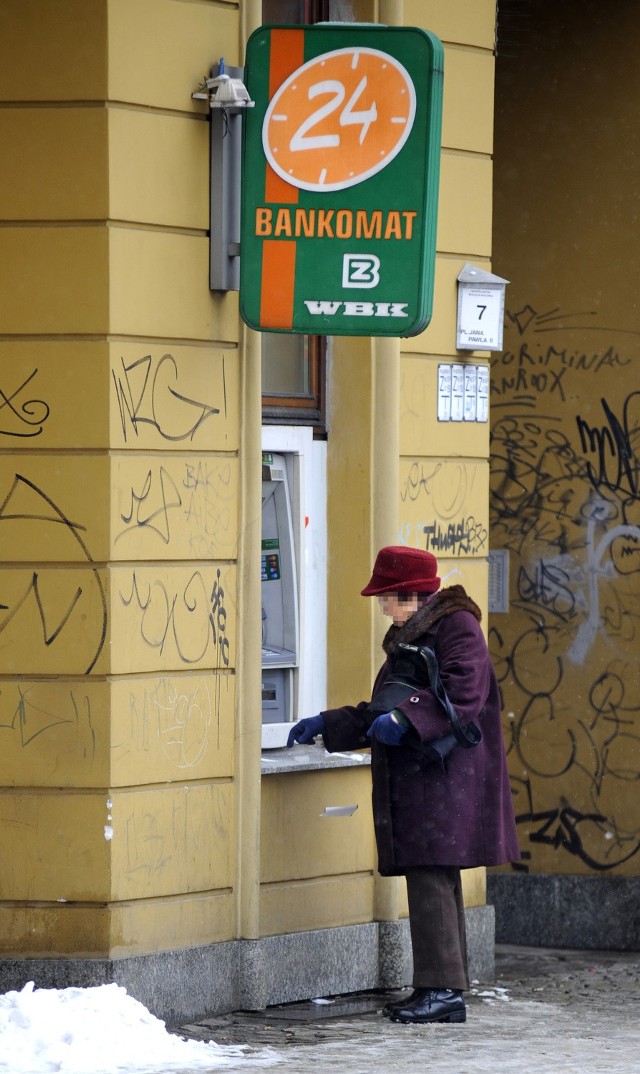 Ofiary oszustów wierzą, że wypłacają pieniądze podczas policyjnej akcji. Tracą fortuny...