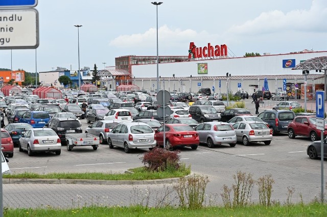 W niedzielę handlową, 29 sierpnia, mnóstwo osób zdecydowało się wybrać zakupy do kieleckiego marketu Auchan. Najlepiej świadczy o tym parking, który tego dnia niemalże pękał w szwach. Zobaczcie zdjęcia >>>