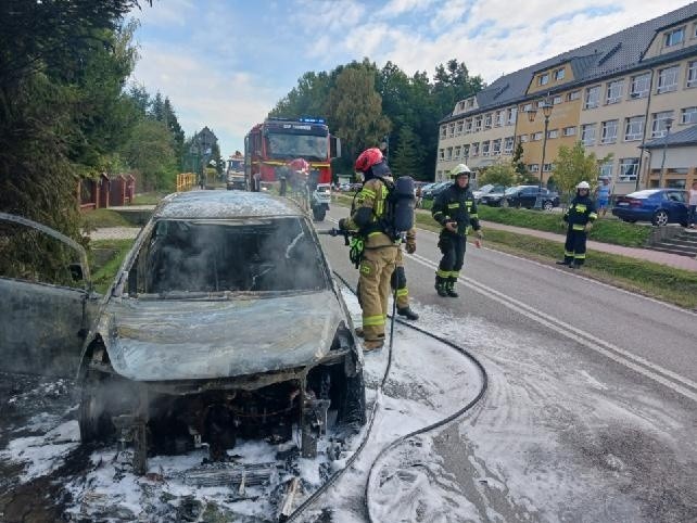 Pożar samochodu przy szkole w Zagnańsku. W akcji strażacy