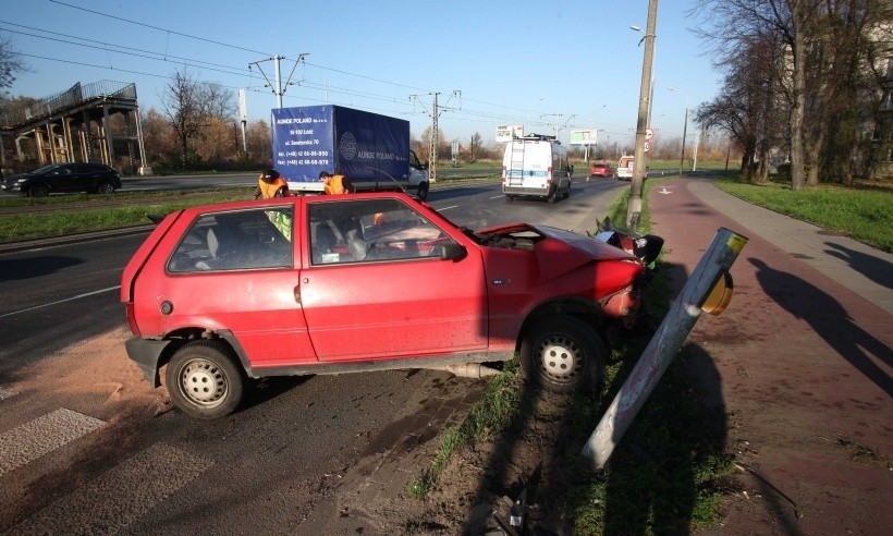 Wypadek al. Włókniarzy i ul. Srebrzyńska. 3 osoby ranne [zdjęcia, FILM]