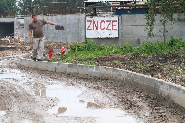 Jan Broniek ma taką drogę do swoje nieruchomości przy nieistniejącym odcinku ulicy Jasnej w Kielcach.