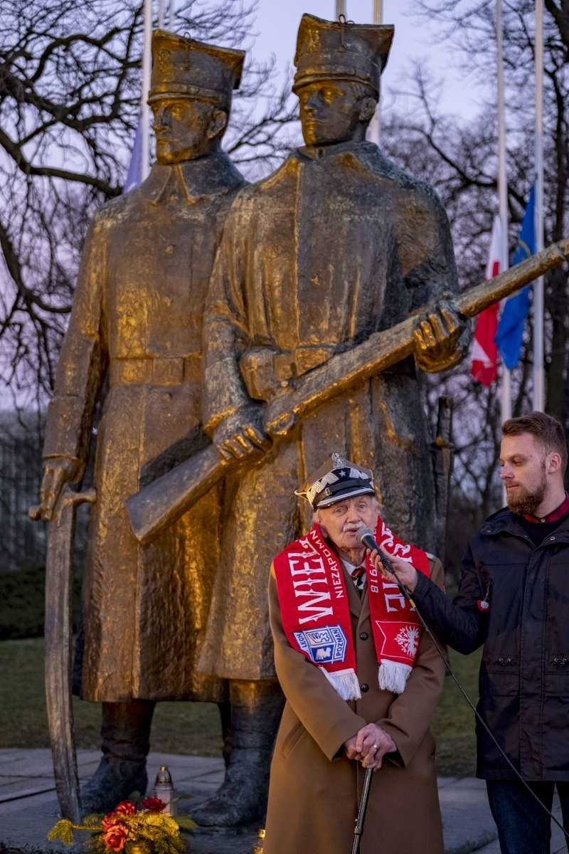 Kilkaset osób wzięło udział w Marszu Zwycięstwa, który w...