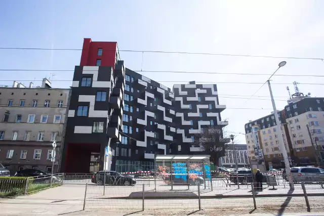 Nowa Manufaktura to budynek z ponad 300 mieszkaniami i lokalami usługowymi. Powstały u zbiegu ulic: Kościuszki i Pułaskiego jest inwestycją domykającą ogromny plac przy tym skrzyżowaniu.
