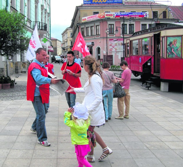 Ideę bezpłatnej komunikacji promowali w centrum Tarnowa związkowcy z WZZ "Sierpień 80".