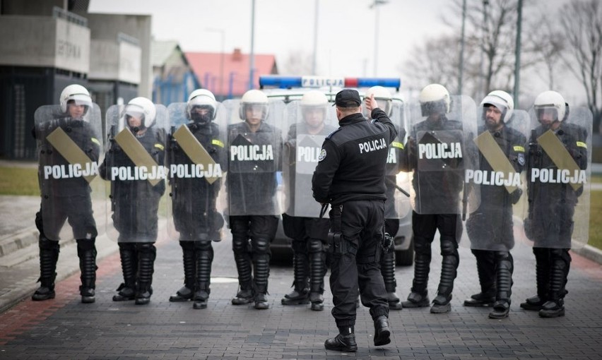 Ćwiczenia policji na stadionie w Tychach