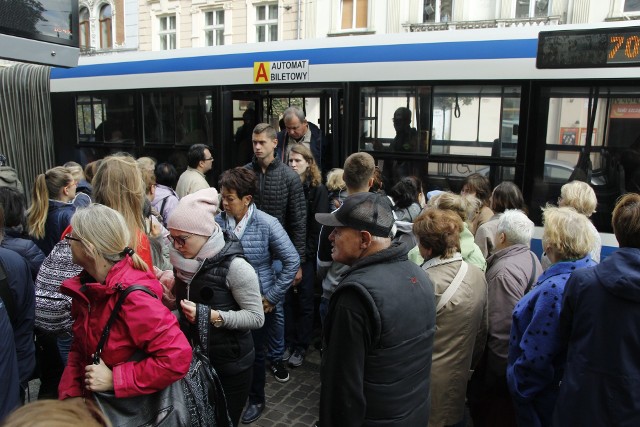 Pasażerowie komunikacji miejskiej oraz kierowcy mają duże problemy spowodowane rozpoczętą przebudową ul. Królewskiej, Podchorążych i Bronowickiej.