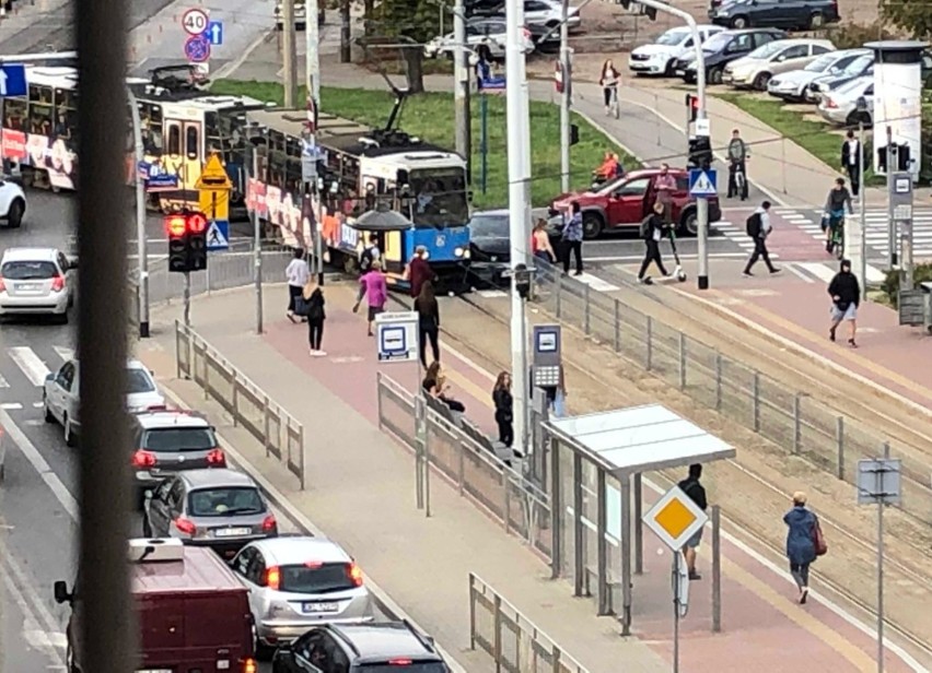 Wypadek tramwaju na Pułaskiego. Potężne korki (ZOBACZ)