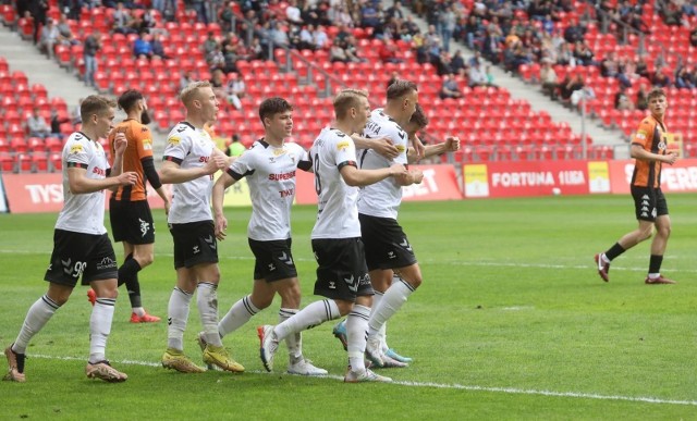 Mateusz Czyżycki (z lewej) w maju zdobył 2 bramki. Ze Skrą w Częstochowie (1:0) i z Chrobrym Głogów (2:2)