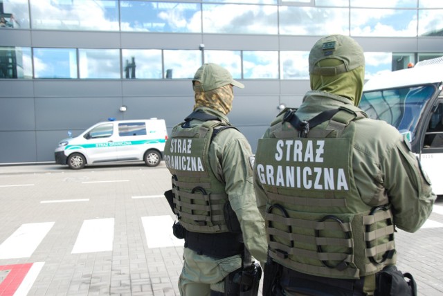Służbę w Straży Granicznej może pełnić osoba niekarana, posiadająca wyłącznie polskie obywatelstwo