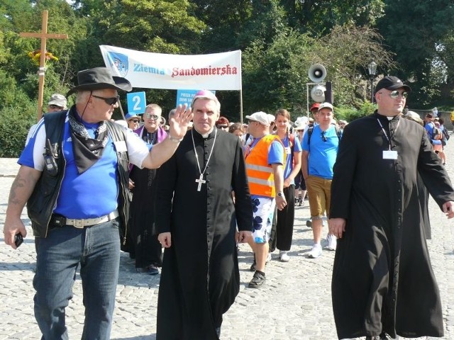 Z pątnikami szedł biskup Krzysztof Nitkiewicz. Tutaj podczas wyjścia z Sandomierza.