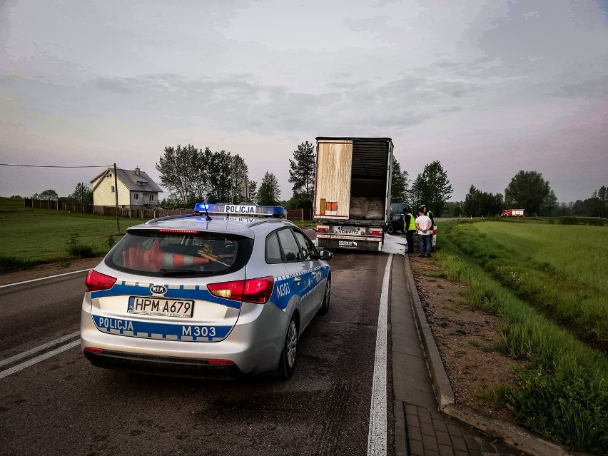 Przebród. Zderzenie volkswagena z ciężarówką na DW 653 Olecko-Suwałki. Kierowca osobówki nie żyje [ZDJĘCIA]