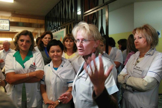 Protestujące pielęgniarki zebrały się w holu szpitala