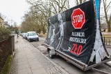 Szokujący billboard przy Jasnych Błoniach w Szczecinie. Matka wysysa mózg dziecka