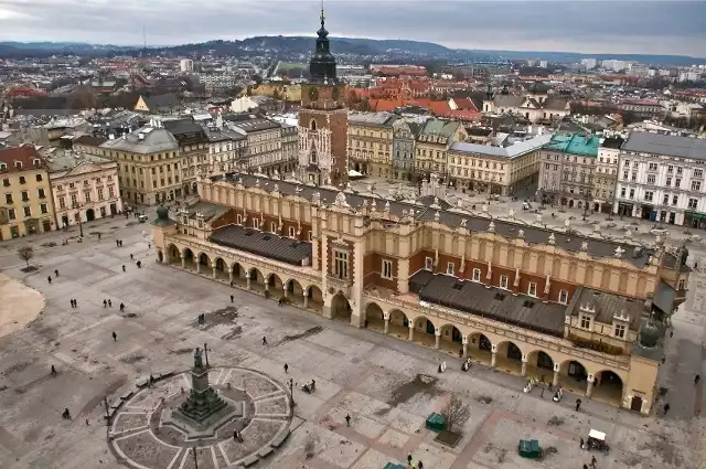 "Podobnie jak inne miasta, Kraków mocno rozlewa się na boki. Co jednak ciekawe, to rozlewanie się jest mniej intensywne niż w innych miastach. Być może przyczyną jest stosunkowo kiepska sieć drogowa w okolicy Krakowa, która hamuje wyprowadzki za miasto, które pustoszą np. śląskie miasta"