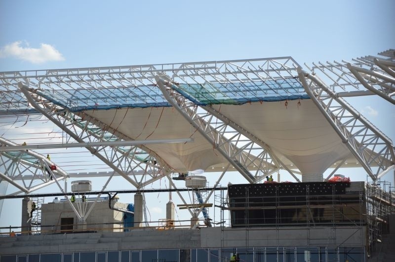 Budowa stadionu ŁKS. Na trybunie przy al. Unii montują już dach [zdjęcia]