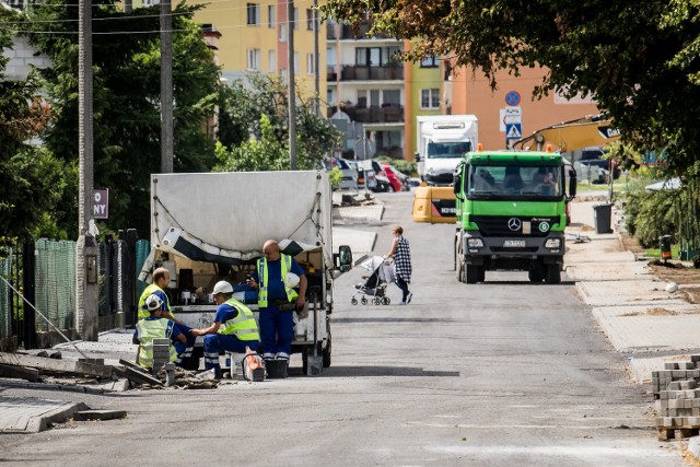 Drogowcy mają już za sobą większość robót na ulicy Swobodnej. Pozostało jedynie dokończenie remontu chodników po obu stronach jezdni. Jeśli pogoda będzie dopisywała to bez problemów uda się też nanieść na nową nawierzchnię oznakowanie poziome