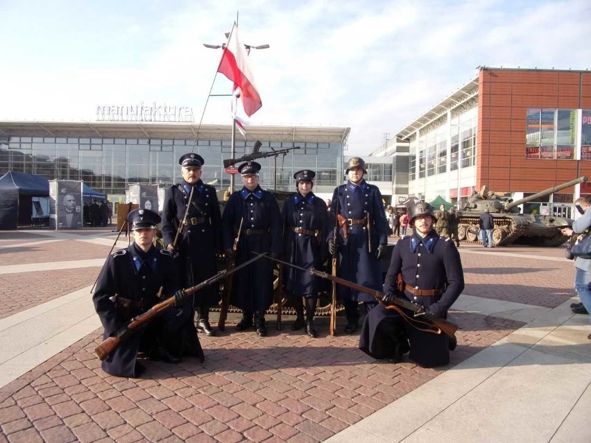 Rekonstruktorzy policyjni z Radomia prezentowali broń na pikniku w łódzkiej Manufakturze