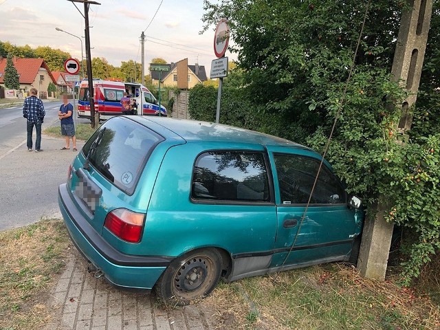 Do wypadu doszło w niedzielę, 4 sierpnia, na ul. Jędrzychowskiej. Kierujący volkswagenem wjechał pod nissana. Ranna kobieta z nissana trafiła do szpitala.Kierująca nissanem jechała ul. Zawiszy Czarnego do Nowojędrzychowskiej . Z ul. Budowlanych wyjechał kierowca volkswagena. Wjechał prosto pod nissana i wtedy doszło do zderzenia. Nissan wypadł z drogi. Na szczęście nikogo nie było wtedy na chodniku.Kobieta kierująca nissanem została zabrana do szpitala z podejrzeniem urazu klatki piersiowej. Mimo, że jechała w zapiętych pasach bezpieczeństwa, uderzyła o kierownicę. Czytaj też: Wypadek koło Gorzowa. BMW rozbiło się o drzewo[g]14312205[/g]Zobacz wideo: Jak udzielać pierwszej pomocy ofiarom wypadkówCzytaj także: Korytarz życia na drodze. Jak go utworzyć? Wystarczy przestrzegać kilku zasad!