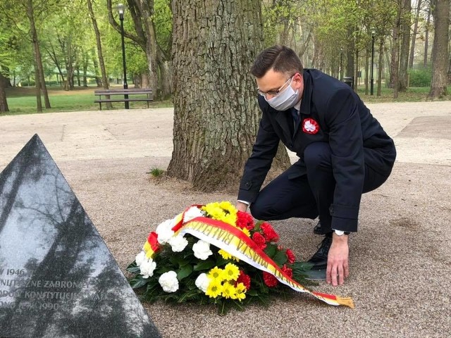 Wiceprezydent Rafał Rudnicki złożył kwiaty pod pomnikiem w Parku Konstytucji 3 Maja.