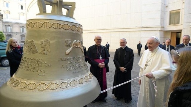 Papież Franciszek wykonał symboliczne uderzenie w dzwon, które trafi do Lwowa na Ukrainę.