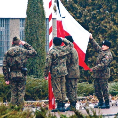 Tuż przed rozdaniem listy zabitych żołnierze ze świdwińskiej jednostki przewiązali flagę narodową kirem.