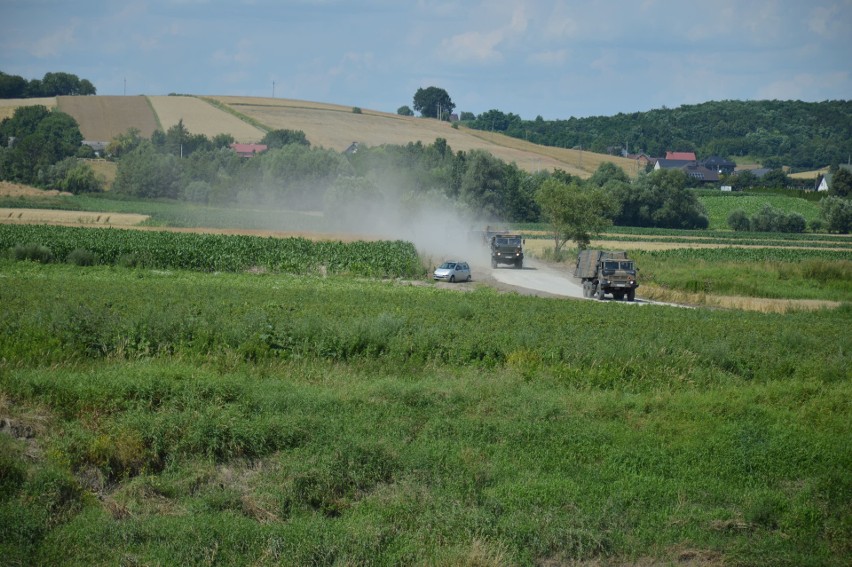 Świniary. Wojsko buduje most pontonowy na Wiśle [ZDJĘCIA]