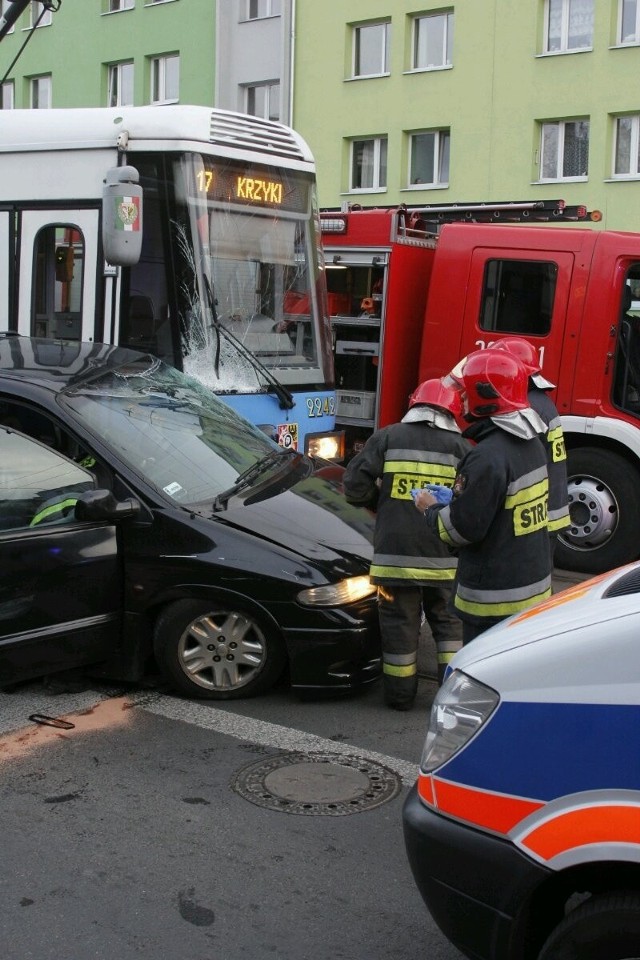 Wrocław, wypadek na Sienkiewicza. Samochód wjechał pod tramwaj