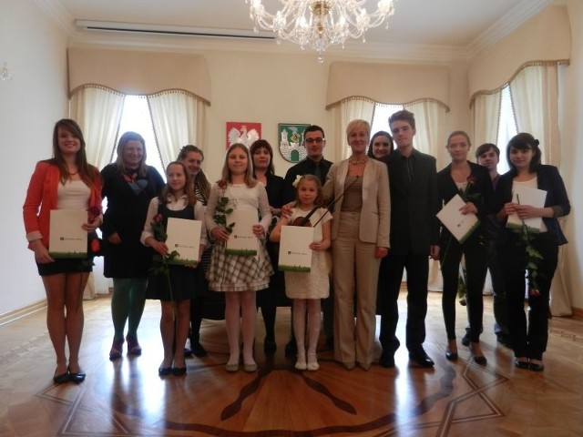 Nagrodzeni młodzi artyści i dumna z nich prezydent Wioleta Haręźlak