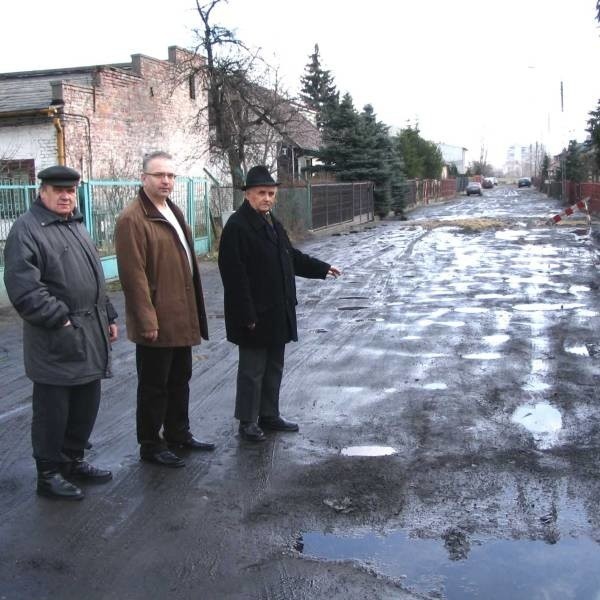 - Czekamy na prawdziwą ulicę już kilkadziesiąt lat - mówią mieszkańcy ulicy Sąsiedniej Kazimierz Górka, Zbigniew Jakubiak i Henryk Krupa.