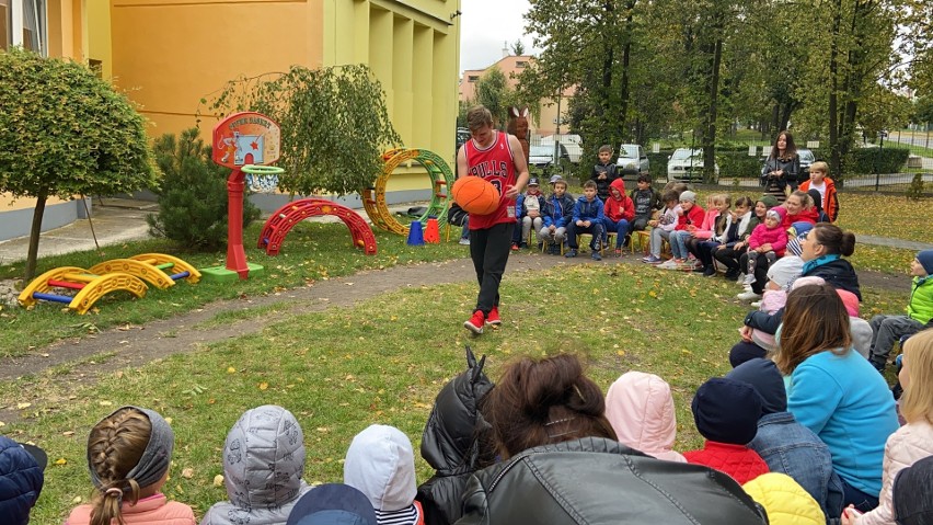 Wspaniały Dzień Chłopaka z Pawłem Kidem Kidoniem, mistrzem świata basketball freestyle w Przedszkolu Słoneczko w Busku. Ale pokaz! (ZDJĘCIA)
