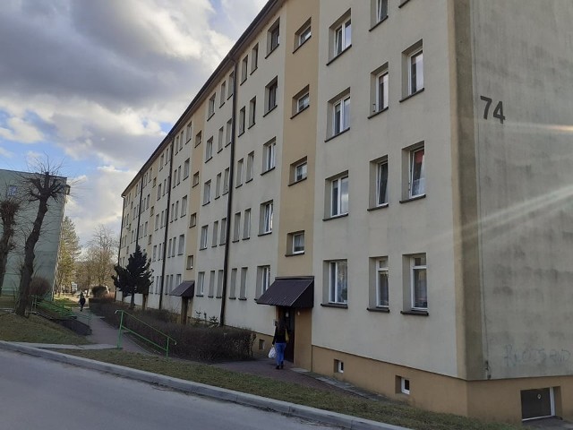W tym bloku przy ul. Piłsudskiego doszło do podpalenia wycieraczki i drzwi jednego z mieszkań