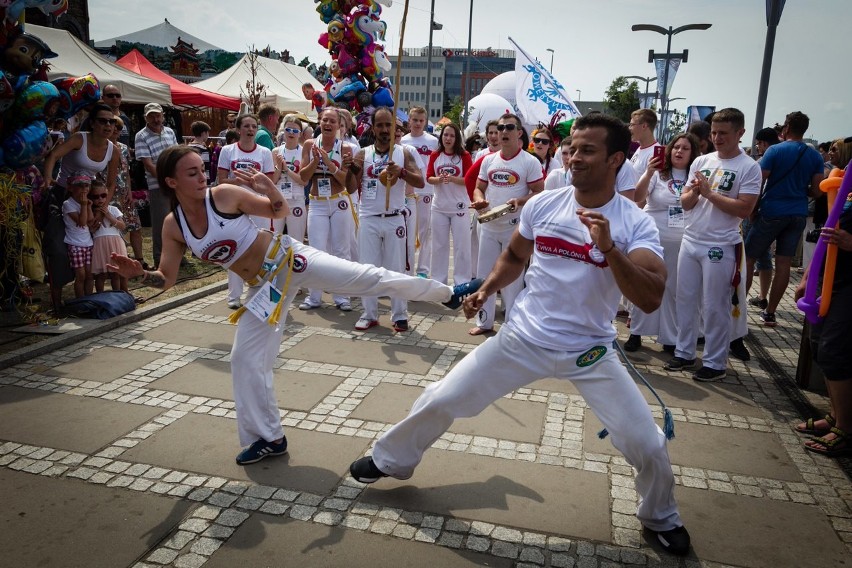 Huczna parada na zakończenie Dni Morza i Samba Port Festival [ZDJĘCIA]