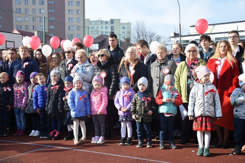 "Rekord dla Niepodległej" w Kielcach. Uczniowie śpiewali hymn w piątek o 11.11 - zobaczcie wideo i zdjęcia