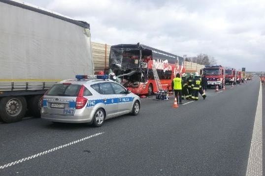 Wypadek Polskiego Busa na A2 koło Skierniewic. Jedna osoba nie żyje, wielu rannych [ZDJĘCIA,FILM]