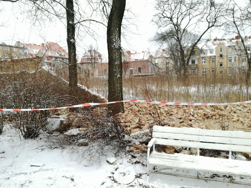 W parku Wilsona runęło kilkunastometrowe ogrodzenie. Straży...